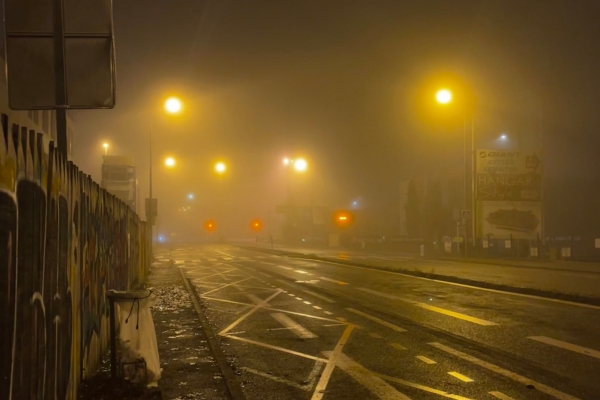 Strasse im Nebel bei Nacht
